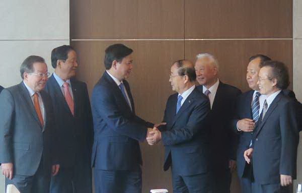 Secretary Dinh La Thang meets leaders of the Vietnam-South Korea Friendship Association in South Korea on September 9 (Photo: SGGP)